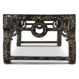 A MOTHER-OF-PEARL-INLAID LACQUERED WOOD AND LACQUER TABLE - фото 4