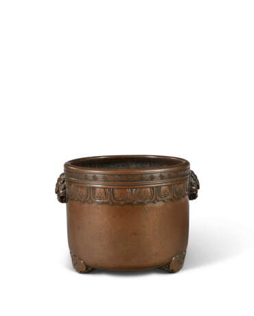 A BRONZE 'RUYI' TRIPOD CENSER - фото 1