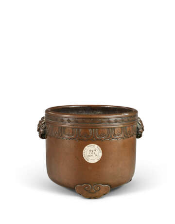 A BRONZE 'RUYI' TRIPOD CENSER - фото 2