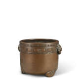 A BRONZE 'RUYI' TRIPOD CENSER - photo 3