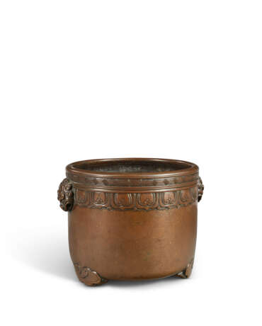 A BRONZE 'RUYI' TRIPOD CENSER - photo 4