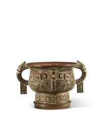 AN ARCHAISTIC BRONZE TWIN-HANDLED CENSER, GUI