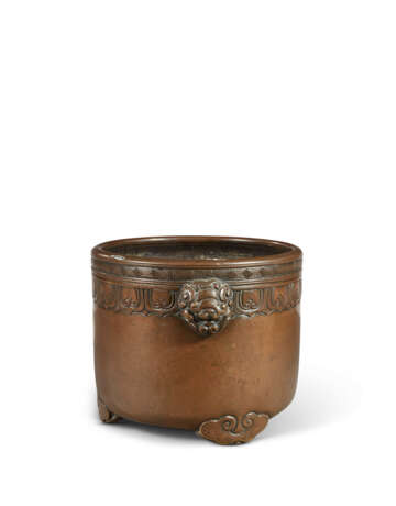 A BRONZE 'RUYI' TRIPOD CENSER - photo 5