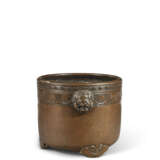 A BRONZE 'RUYI' TRIPOD CENSER - photo 5