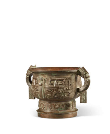 AN ARCHAISTIC BRONZE TWIN-HANDLED CENSER, GUI - фото 2