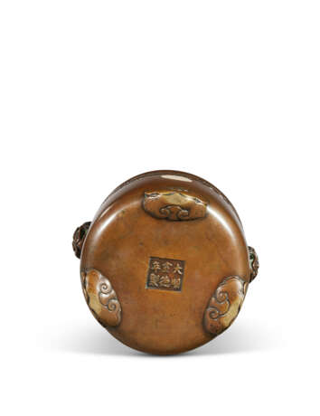 A BRONZE 'RUYI' TRIPOD CENSER - photo 6