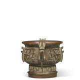 AN ARCHAISTIC BRONZE TWIN-HANDLED CENSER, GUI - фото 3