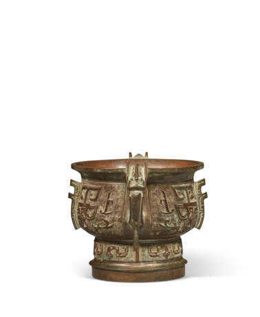 AN ARCHAISTIC BRONZE TWIN-HANDLED CENSER, GUI - фото 3