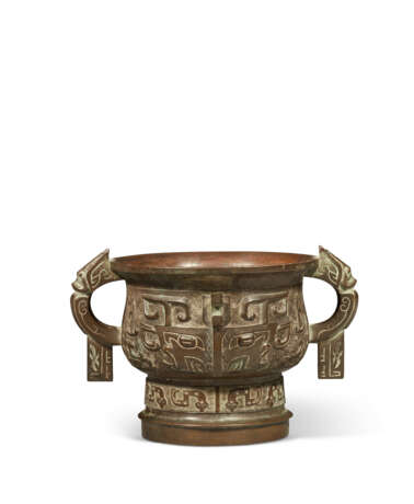 AN ARCHAISTIC BRONZE TWIN-HANDLED CENSER, GUI - фото 4