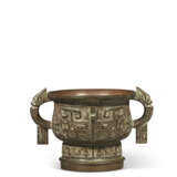 AN ARCHAISTIC BRONZE TWIN-HANDLED CENSER, GUI - фото 4