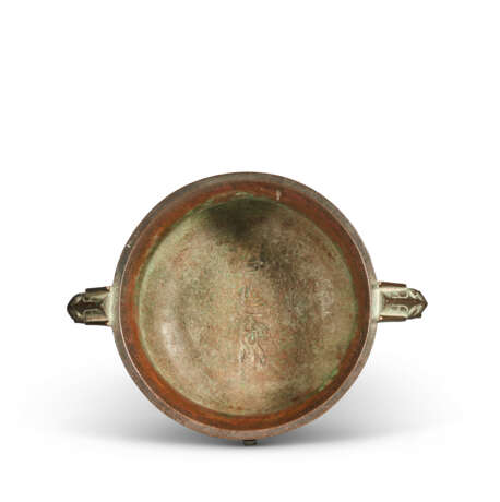 AN ARCHAISTIC BRONZE TWIN-HANDLED CENSER, GUI - photo 5