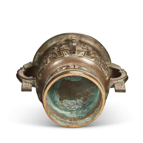 AN ARCHAISTIC BRONZE TWIN-HANDLED CENSER, GUI - photo 6