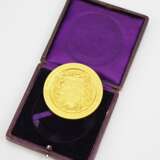 Baden: Große Medaille auf die Allgemeine Jubiläumsausstellung für das Gastwirtsgewebe in Karlsruhe 1907, im Etui. - Foto 2