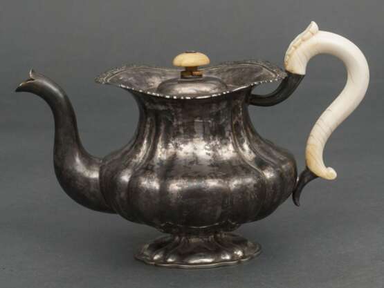 Silver coffe pot with bone handle Серебро Early 19th century г. - фото 1