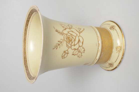 Vase en porcelaine peinte Porcelaine Early 20th century - photo 1