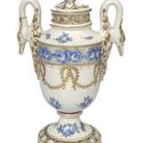 Porcelain vaseurn with lid Porcelain Early 19th century - photo 1