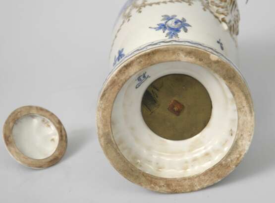Porcelain vaseurn with lid Porcelain Early 19th century - photo 5