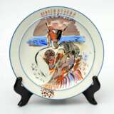 Assiette en porcelaine Fille en costume folklorique avec saumon Porzellan 21th century - Foto 1