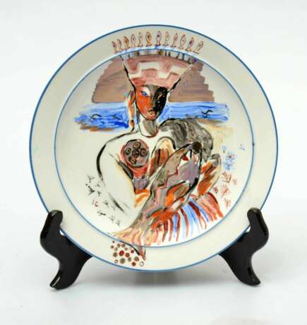 Assiette en porcelaine Fille en costume folklorique avec saumon Porzellan 21th century - Foto 2