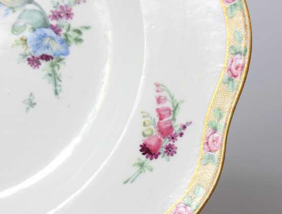 Assiette d&eacute;corative en porcelaine de Meissen peinte Porcelaine 18th century - photo 4