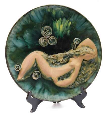 Керамическая тарелка Дама с розами Керамика Mid-20th century г. - фото 1