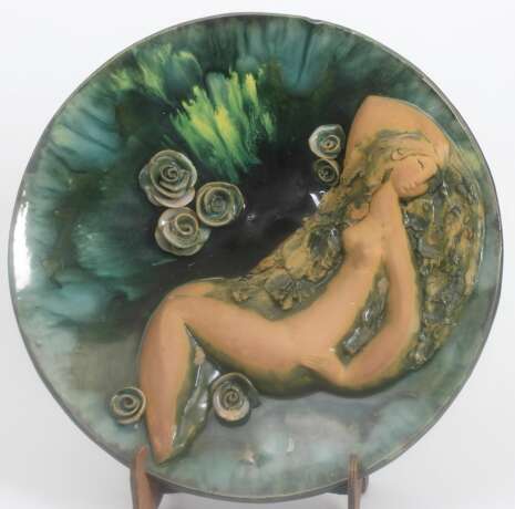 Керамическая тарелка Дама с розами Керамика Mid-20th century г. - фото 2
