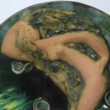Керамическая тарелка Дама с розами Керамика Mid-20th century г. - фото 3
