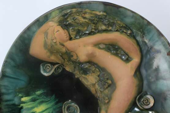 Керамическая тарелка Дама с розами Керамика Mid-20th century г. - фото 3