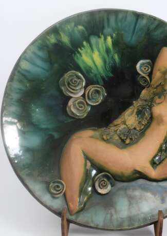 Керамическая тарелка Дама с розами Керамика Mid-20th century г. - фото 5