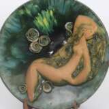 Керамическая тарелка Дама с розами Керамика Mid-20th century г. - фото 6