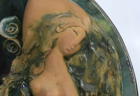 Керамическая тарелка Дама с розами Керамика Mid-20th century г. - фото 8