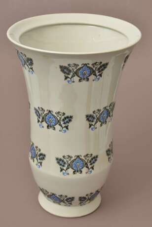 Painted porcelain vase Porcelain Mid-20th century - photo 1