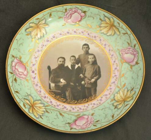 Porcelain plate with family photo Porcelain Early 20th century - photo 1