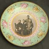 Assiette en porcelaine avec photo de famille Porcelaine Early 20th century - photo 1