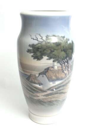 Vase en porcelaine Paysage avec maison Porcelaine Early 20th century - photo 1