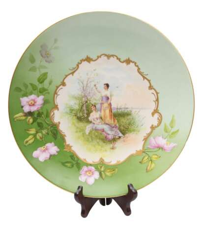 Assiette d&eacute;corative en porcelaine Porcelaine At the turn of 19th -20th century - photo 1