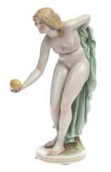 Figurine en porcelaine Une femme qui joue avec le ballon 
