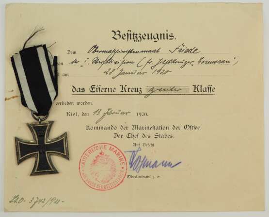 Preussen: Eisernes Kreuz, 1914, 2. Klasse mit Urkunde für einen Obermaschinistenmaat des Hilfskreuzers Cormoran. - photo 1