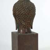 Buddhakopf China, 19./20. Jh., Bronze patiniert, Fragment ei… - фото 2