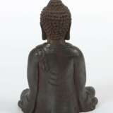 Buddha China, 19./20. Jh., Eisenguss, H: ca. 20 cm. Leicht k… - photo 3