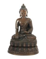Gautama Buddha wohl China, 19./20. Jh., Bronze patiniert, fe…