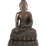 Gautama Buddha wohl China, 19./20. Jh., Bronze patiniert, fe… - фото 1