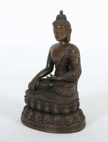 Gautama Buddha wohl China, 19./20. Jh., Bronze patiniert, fe… - фото 2