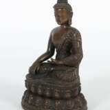Gautama Buddha wohl China, 19./20. Jh., Bronze patiniert, fe… - Foto 2