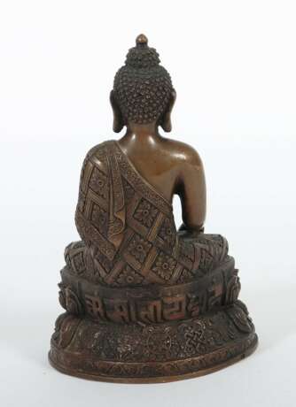 Gautama Buddha wohl China, 19./20. Jh., Bronze patiniert, fe… - фото 3