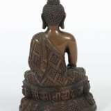 Gautama Buddha wohl China, 19./20. Jh., Bronze patiniert, fe… - фото 3