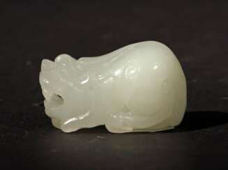Fu-Hund China, Nephritjade, fein geschnitzt, L: ca. 3,4 cm.…
