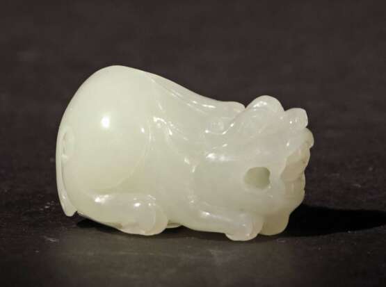 Fu-Hund China, Nephritjade, fein geschnitzt, L: ca. 3,4 cm.… - photo 2