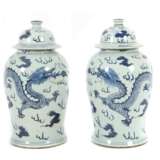 Paar Deckelvasen China, Pozellan/Blau-Weiß-Dekor, gebauchte,… - photo 1