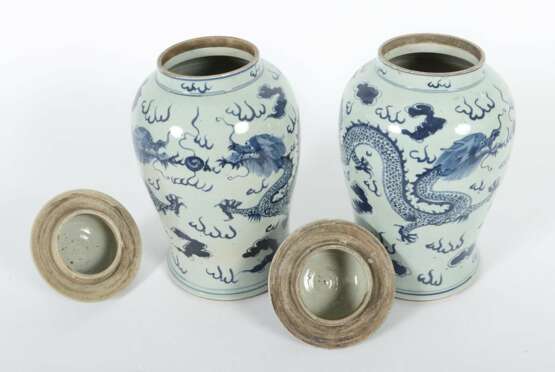 Paar Deckelvasen China, Pozellan/Blau-Weiß-Dekor, gebauchte,… - Foto 4